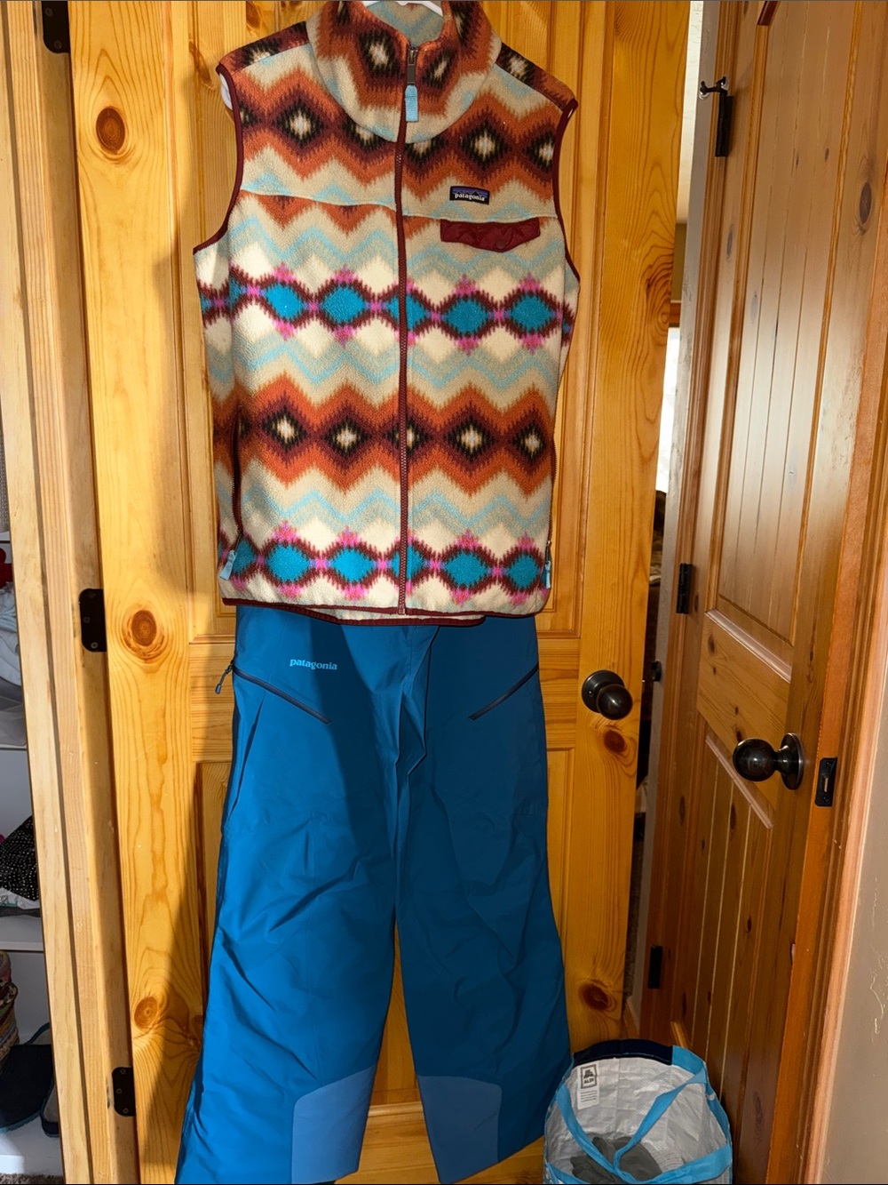 Set•Patagonia Women's Powslayer Bibs & Patagonia SYNCHILLA jacket both XL